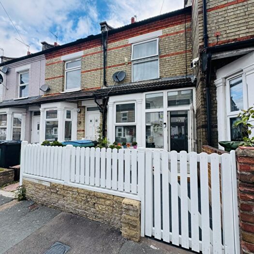 3 Bedroom Terraced House For Sale In St. Marys Road, Watford, WD18
