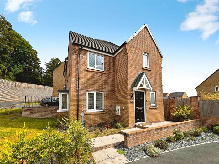 3 Bedroom Semi-Detached House For Sale In Poplars Park Avenue, Bradford, BD2