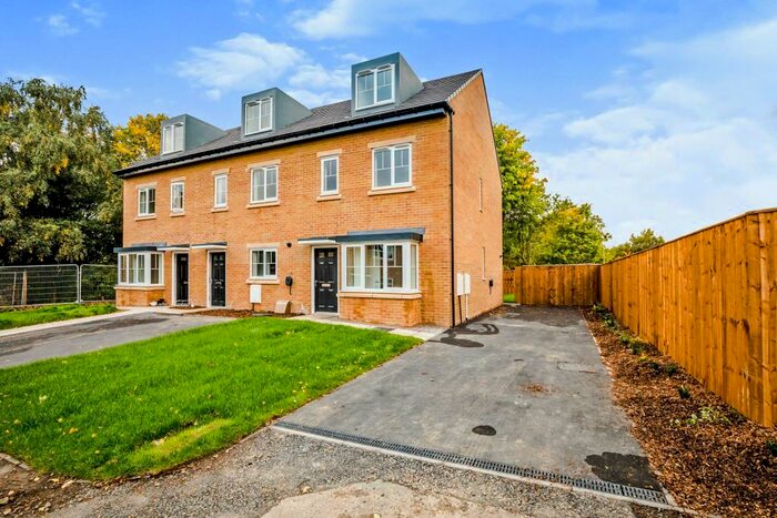 3 Bedroom End Of Terrace House To Rent In Spindle Walk, Huddersfield, HD2