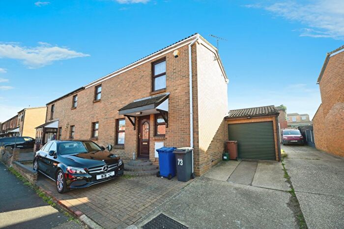 3 Bedroom End Of Terrace House For Sale In Water Lane, Purfleet-On-Thames, Essex, RM19