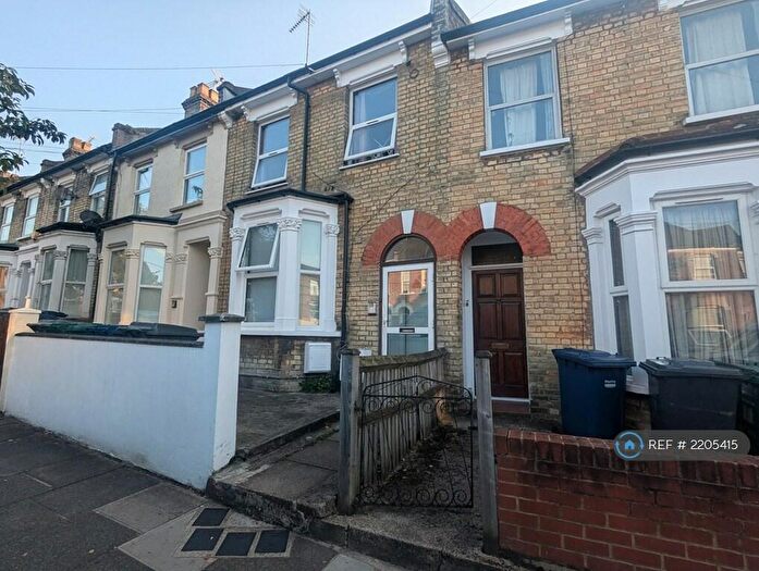 Studio To Rent In Glenthorne Road, London, N11