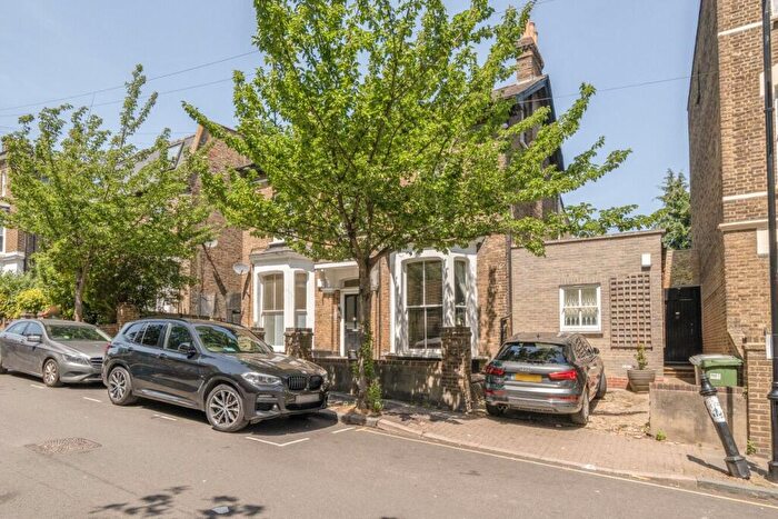 2 Bedroom Flat For Sale In Bickerton Road, London, N19