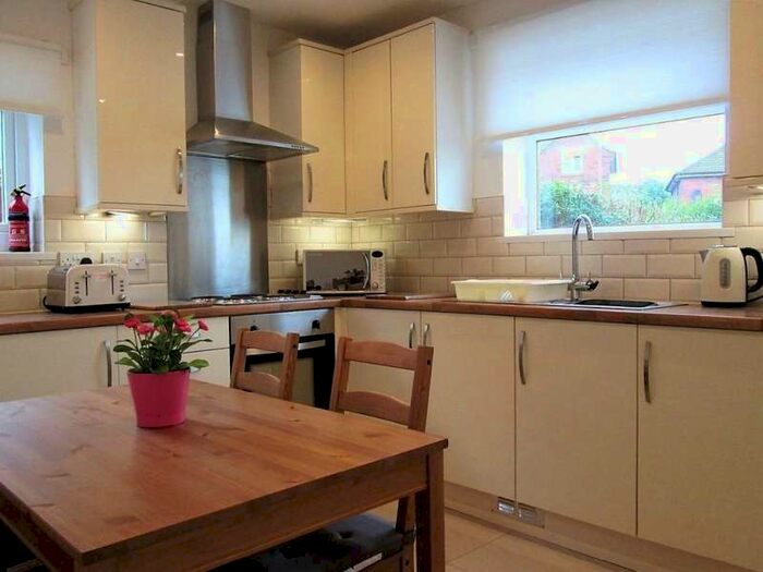 4 Bedroom Semi-Detached House To Rent In Wyther Park Hill, Leeds, LS12