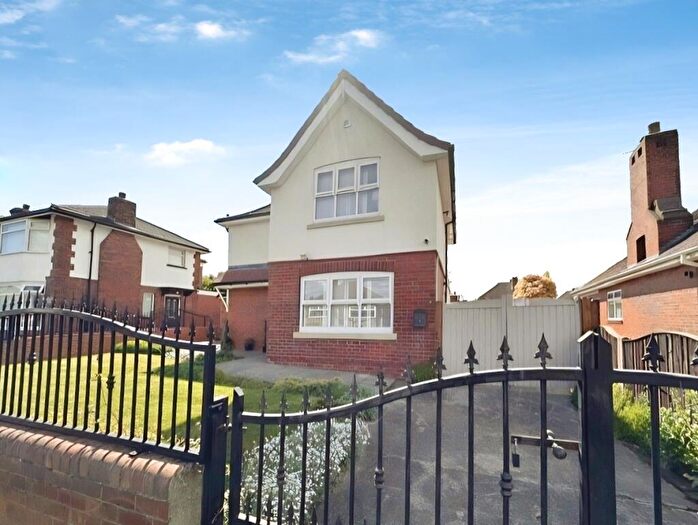 3 Bedroom Detached House For Sale In Lingwell Avenue, Leeds, LS10