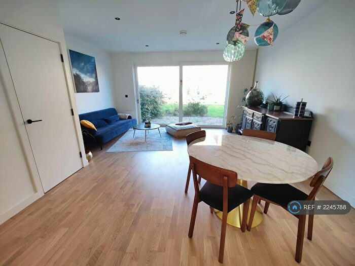 3 Bedroom Terraced House To Rent In South Loop Park, Birmingham, B16