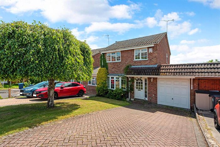 3 Bedroom Link Detached House For Sale In Beck Gardens, Farnham, GU9