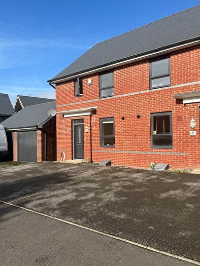 3 Bedroom Semi-Detached House To Rent In Millrace Close, Rochdale, OL11