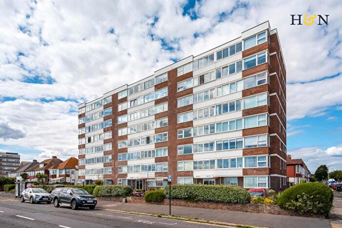 2 Bedroom Flat For Sale In Braemore Court, Kingsway, Hove, BN3
