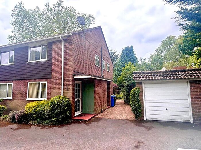 2 Bedroom Maisonette To Rent In Rectory Road, Farnborough, Hampshire, GU14
