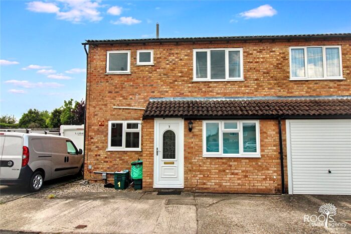 3 Bedroom End Of Terrace House For Sale In Rydal Drive, Thatcham, Berkshire, RG19