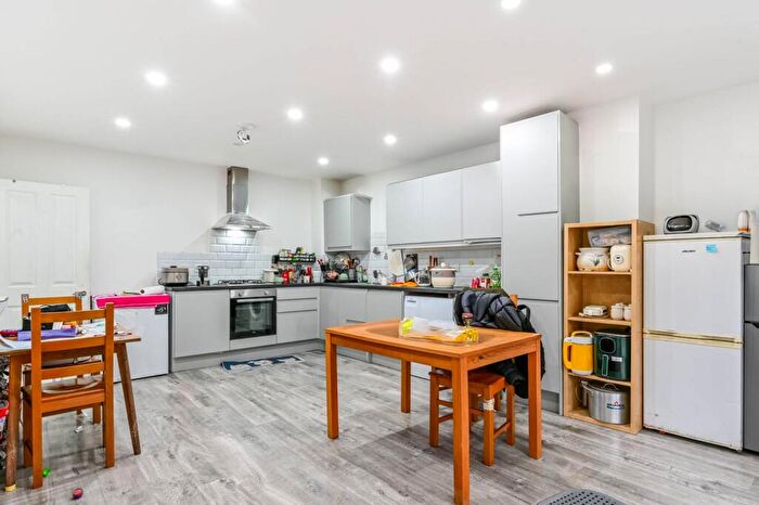 2 Bedroom Flat To Rent In Yonge Park, Finsbury Park, London, N4