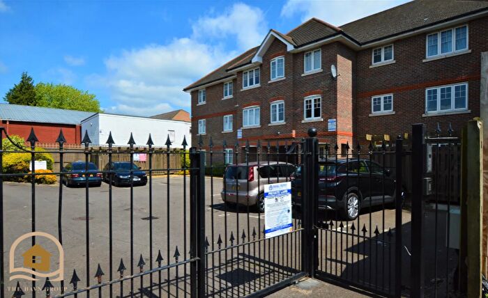 1 Bedroom Flat For Sale In Fieldview Court, Farnburn Avenue, Slough, SL1