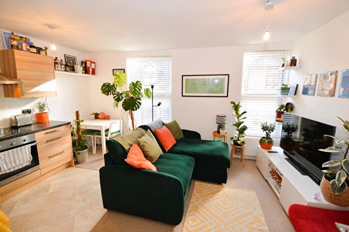 1 Bedroom Flat For Sale In High Street Bagshot, GU19