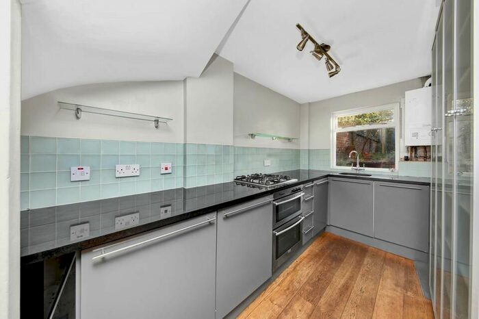 2 Bedroom Flat To Rent In Thorne Road, London, SW8