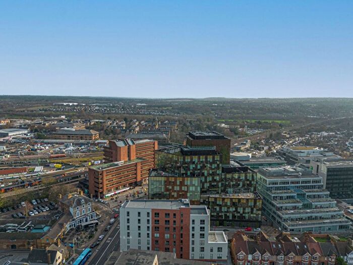 2 Bedroom Flat For Sale In Junction Court, Watford, WD17