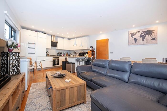 2 Bedroom Flat To Rent In Bridge End Close, Kingston Upon Thames, KT2