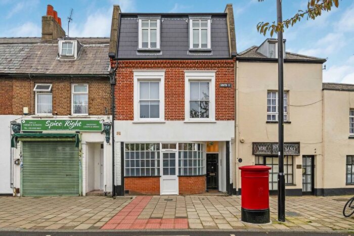 2 Bedroom Flat To Rent In The Metro Centre, St. Johns Road, Isleworth, TW7