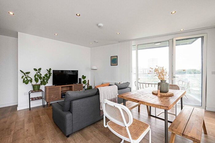 1 Bedroom Apartment To Rent In Fairway Court, Bow, E3