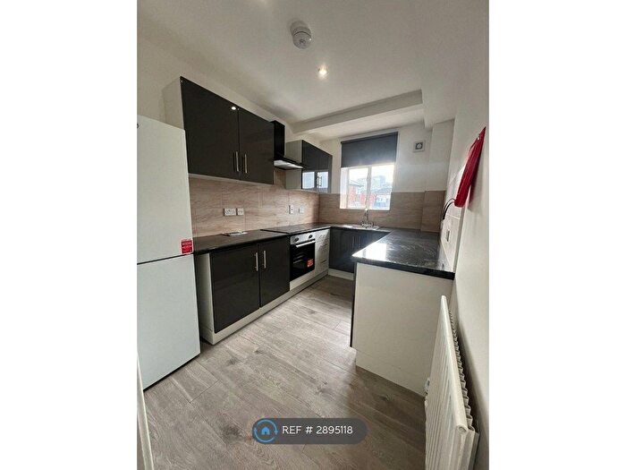 3 Bedroom Flat To Rent In Padstow House, London, E14