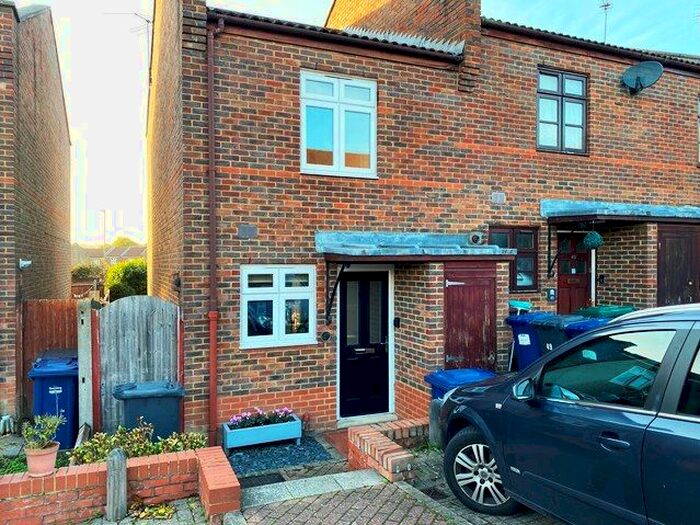 2 Bedroom End Of Terrace House To Rent In Sampson Avenue, Barnet, EN5