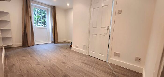 Studio To Rent In Green Lanes, London, N15