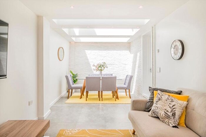 2 Bedroom Terraced House For Sale In Danbury Street, Islington, N1