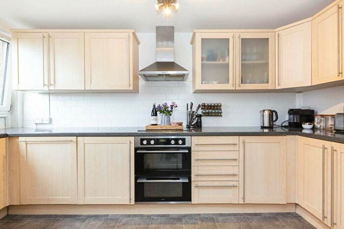 3 Bedroom Flat To Rent In Crayford Road, Holloway, N7