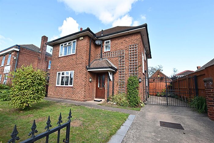 3 Bedroom Detached House For Sale In Westward Ho, Grimsby, DN34