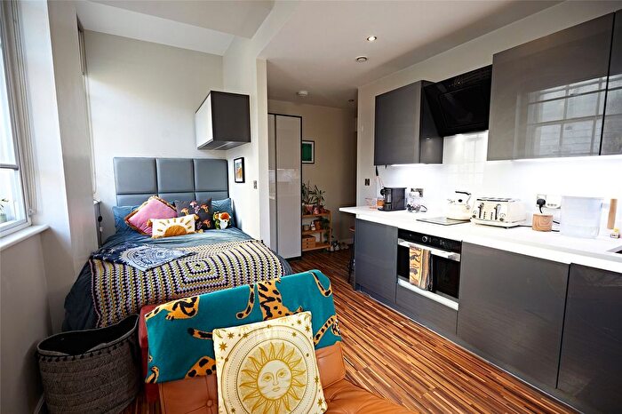 Studio To Rent In Apt, Cross Street #, M2