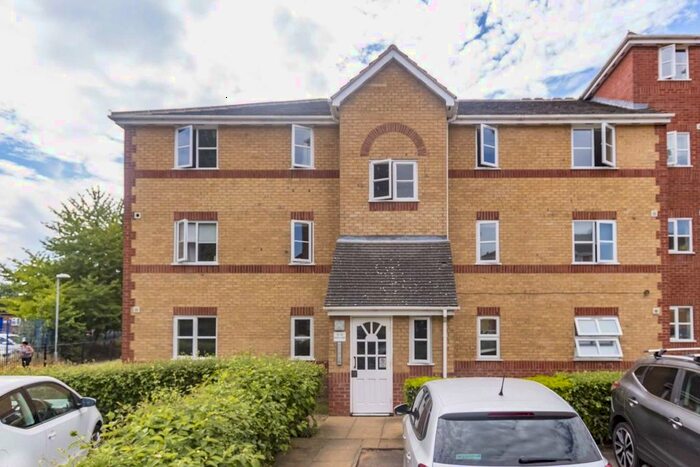 2 Bedroom Flat To Rent In Winery Lane, Kingston Upon Thames, KT1