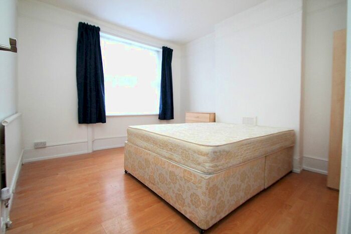 Studio To Rent In Cavendish Road, London, N4