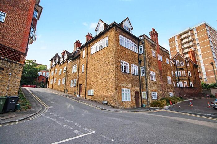 Studio For Sale In Portsmouth Road, Guildford, GU2