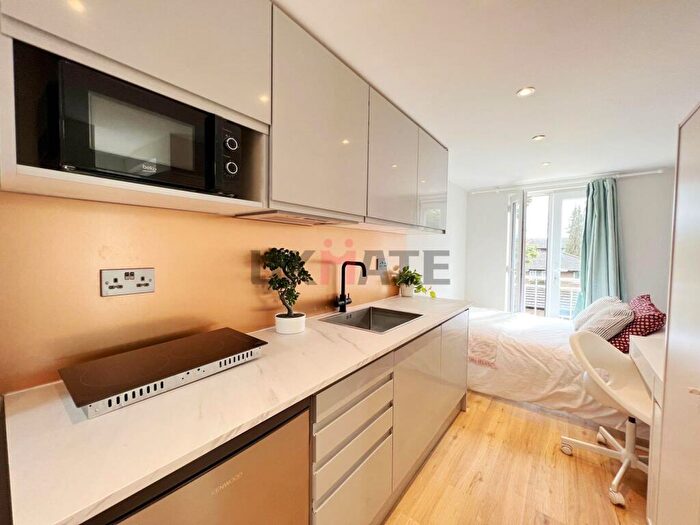 1 Bedroom Flat To Rent In Clarence Villas, Hawks Road, KT1