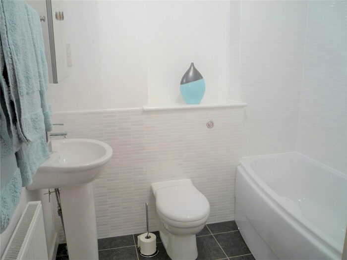 2 Bedroom Flat To Rent In Salamander Court, Leith, Edinburgh, EH6