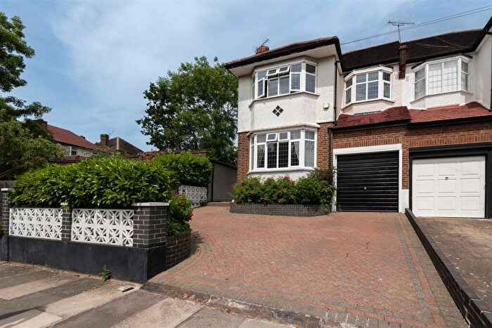 3 Bedroom Semi-Detached House For Sale In Manor Drive, London, N14