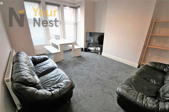 6 Bedroom Terraced House To Rent In Half Summer Rent. Estcourt Terrace, Headingley, LS6
