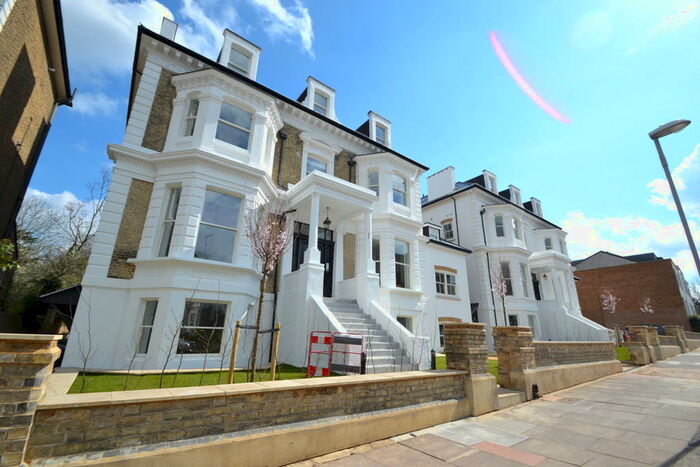 2 Bedroom Apartment To Rent In Avenue Elmers, Surbiton, KT6