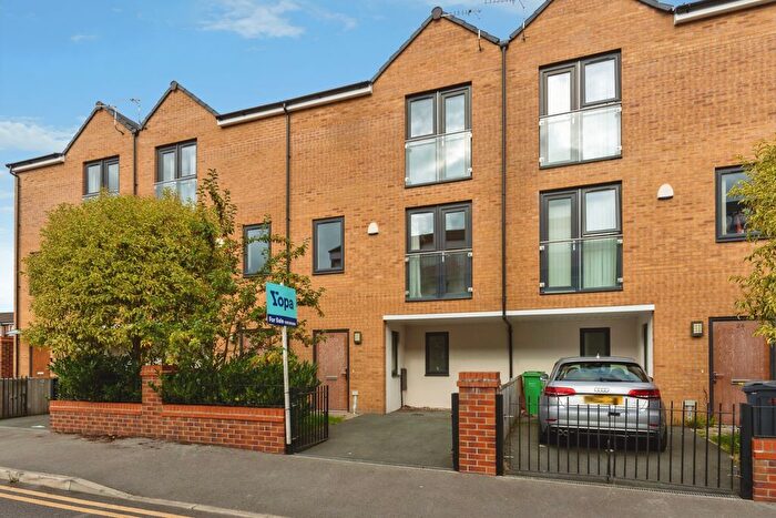 3 Bedroom Town House For Sale In Skerry Close, Manchester, M13