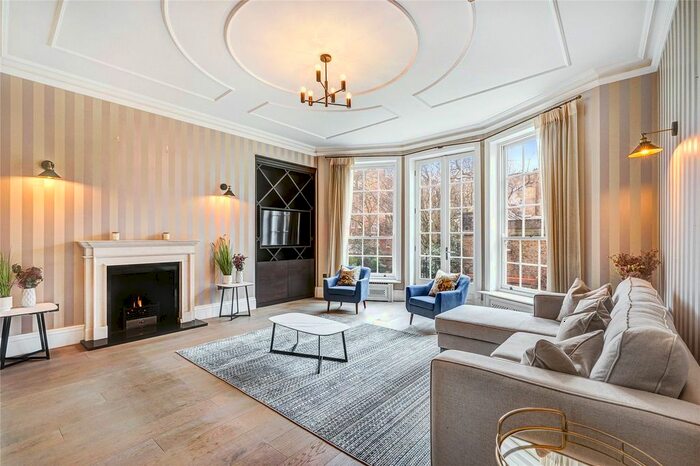 3 Bedroom Flat To Rent In Green Street, Mayfair, London, W1K