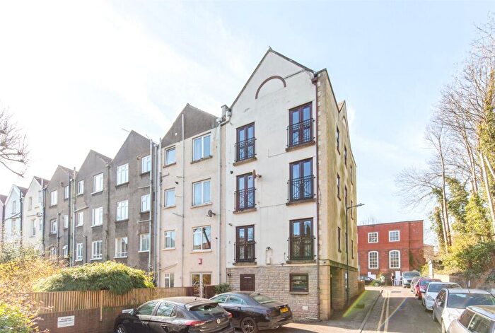 2 Bedroom Apartment For Sale In Eastfield Road, Cotham, Bristol, Bristol, City Of, BS6