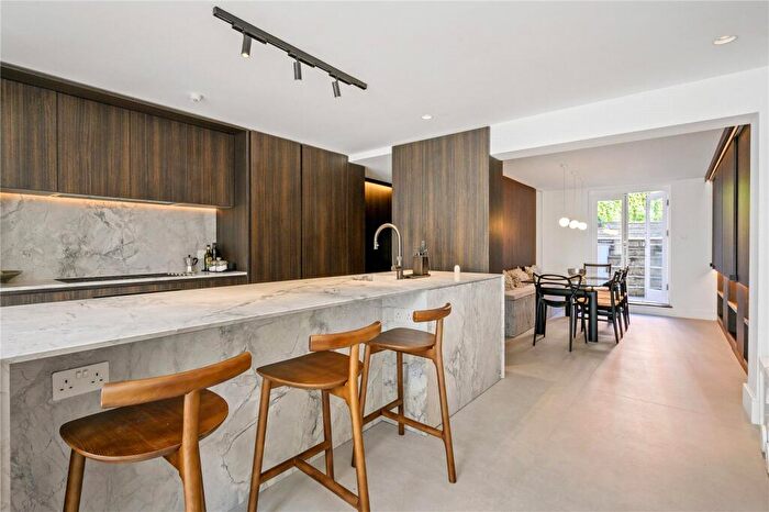 4 Bedroom Semi-Detached House To Rent In Gibson Square, Islington, London, N1