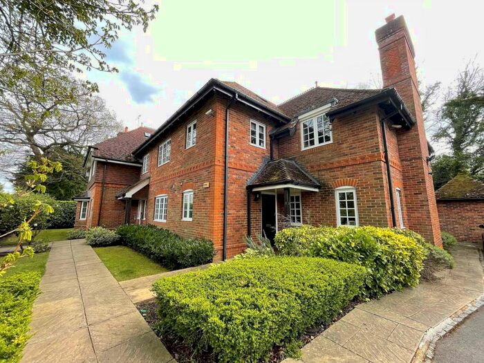 2 Bedroom Flat To Rent In Reading Road, Yateley, GU46