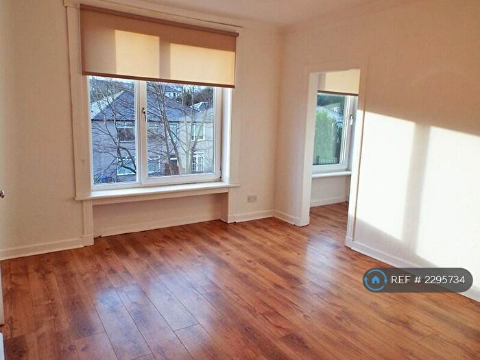 3 Bedroom Flat To Rent In King's Park, Glasgow, G44