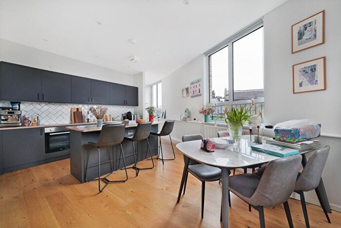 2 Bedroom Flat To Rent In Haggerston Road, Haggerston, E8