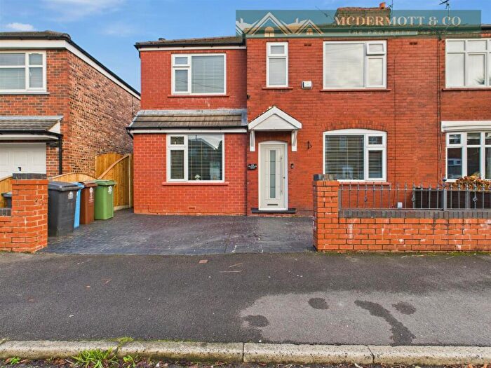 4 Bedroom Semi Detached House For Sale In Grimshaw Avenue, Failsworth, M35