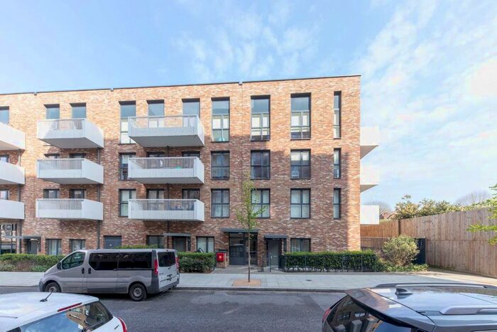 3 Bedroom Flat To Rent In Enfield Road, London, W3