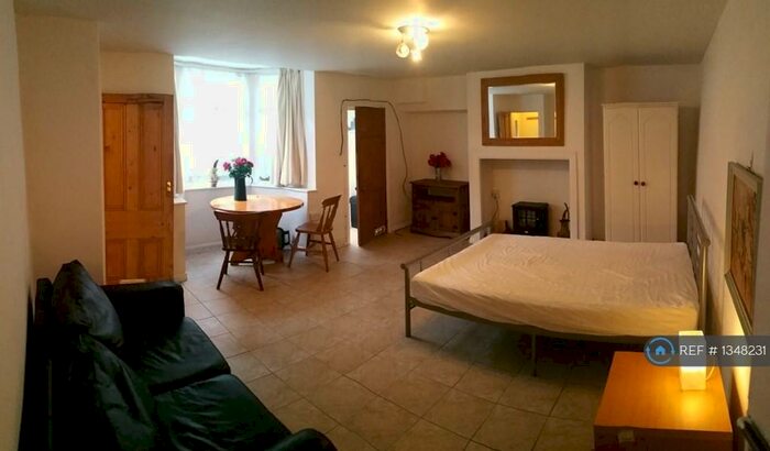 Studio To Rent In Carlton Terrace, Halifax, HX1