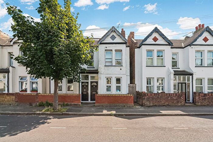 2 Bedroom Maisonette For Sale In West Gardens, Colliers Wood, SW17