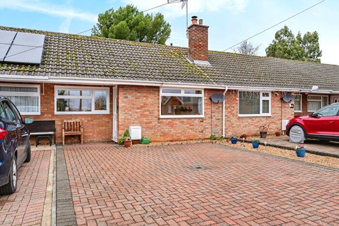2 Bedroom Bungalow For Sale In Holme Close, Cambridge, Cambridgeshire, CB24
