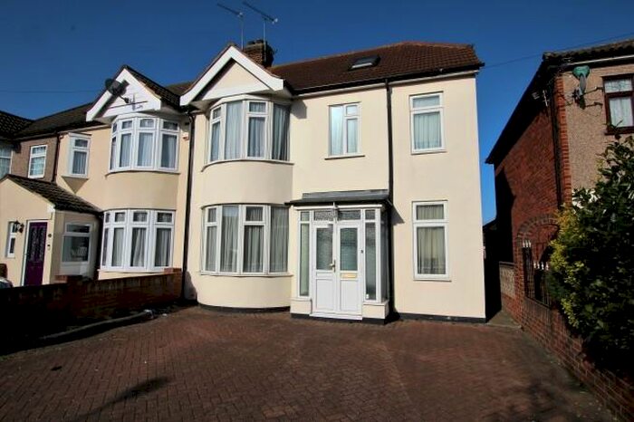 4 Bedroom End Of Terrace House To Rent In Oliver Road, Rainham, Essex, RM13